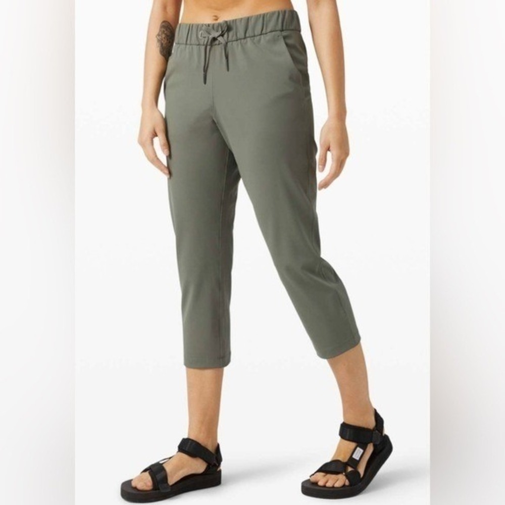 Lululemon On the Fly Crop *23" Grey Sage‎ 6 Comfort Travel Casual Athletic